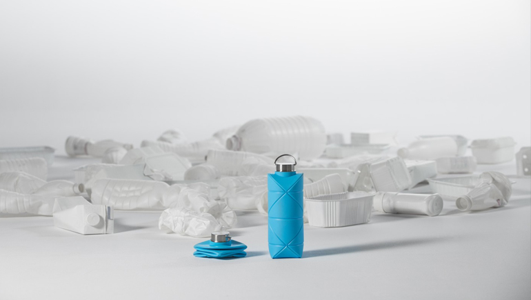 La botella de agua reutilizable de origami que cabe en un bolsillo